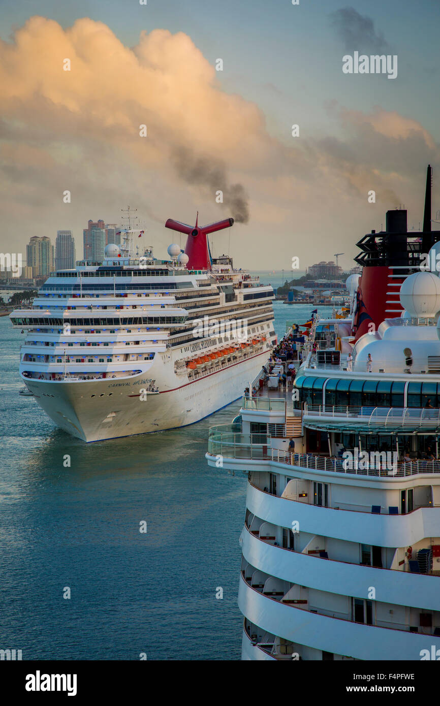 Navire de croisière Carnival Splendor de quitter le port de Miami, Floride, USA Banque D'Images