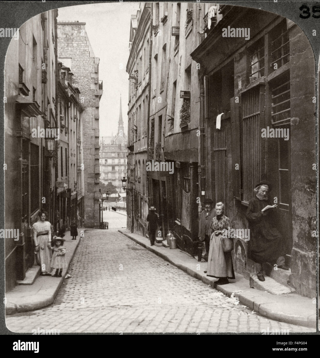 Rue étroite dans le Vieux Quartier Latin Notre Dame à distance Paris France  Underwood & Underwood seule image de carte stéréo vers Photo Stock - Alamy