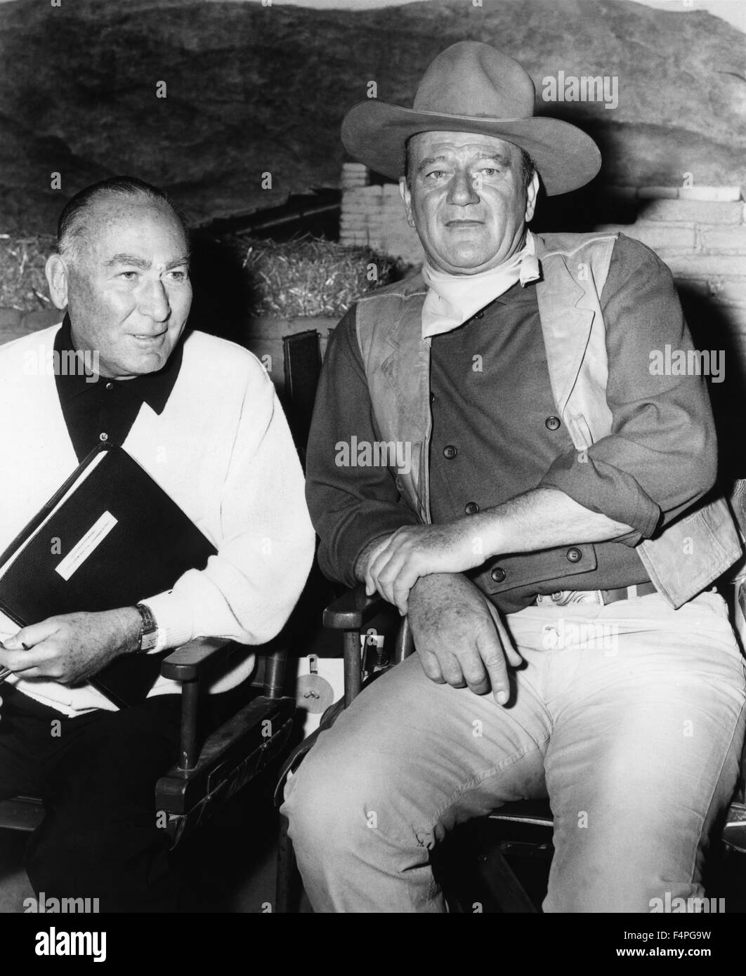 Sur le tournage, le producteur Hal Wallis et John Wayne / Les fils de Katie Elder / 1965 réalisé par Henry Hathaway Banque D'Images