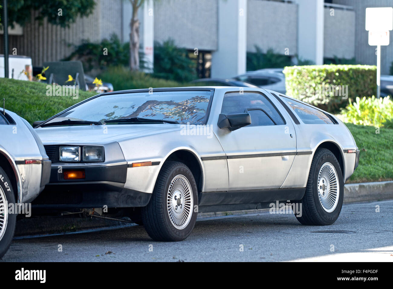 Huntington Beach, Californie, USA. 21 Oct, 2015. DeLoreans s'asseoir à l'extérieur de la Californie DMC à Huntington Beach, CA le retour à l'avenir 24, 21 octobre 2015, le jour où le caractère Marty McFly est arrivé à l'avenir dans le film à succès de retour vers le Futur II. Credit : Benjamin Ginsberg/Alamy Live News Banque D'Images