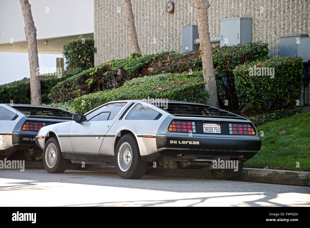 Huntington Beach, Californie, USA. 21 Oct, 2015. DeLoreans s'asseoir à l'extérieur de la Californie DMC à Huntington Beach, CA le retour à l'avenir 24, 21 octobre 2015, le jour où le caractère Marty McFly est arrivé à l'avenir dans le film à succès de retour vers le Futur II. Credit : Benjamin Ginsberg/Alamy Live News Banque D'Images