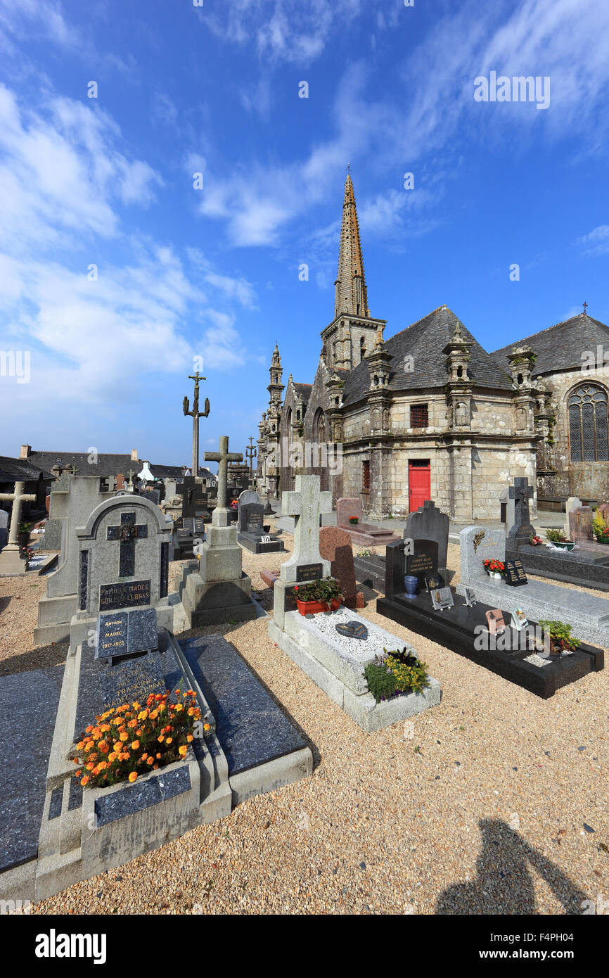 France, Bretagne, église Saint Derrien, cimetière et calvaire de Commana Banque D'Images