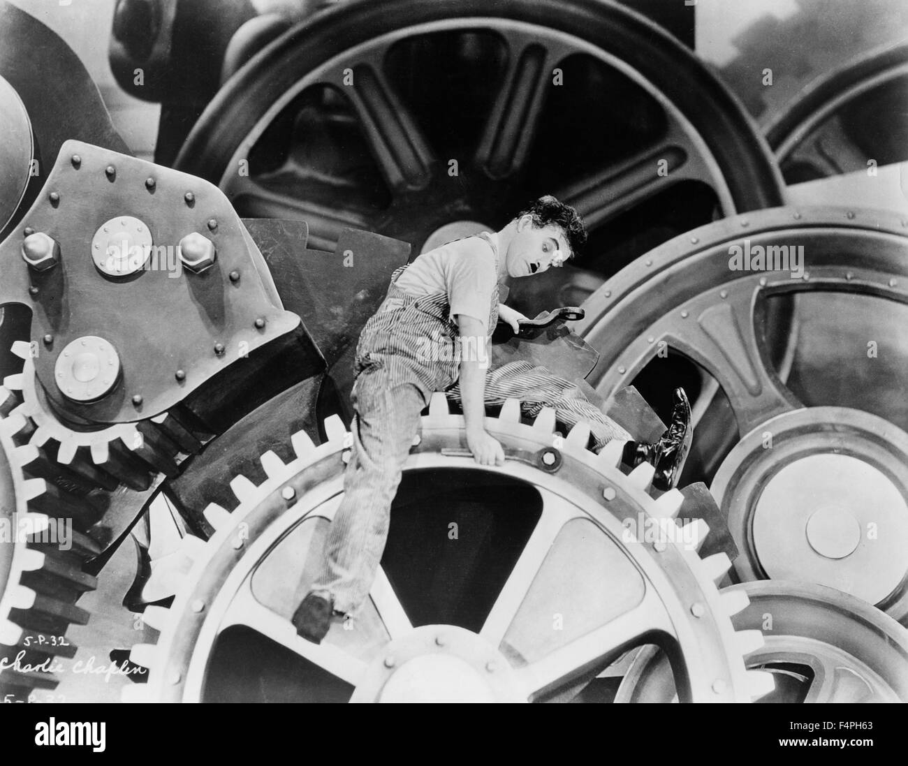 Charles Chaplin, sur-ensemble du film "Les temps modernes", 1936 Banque D'Images