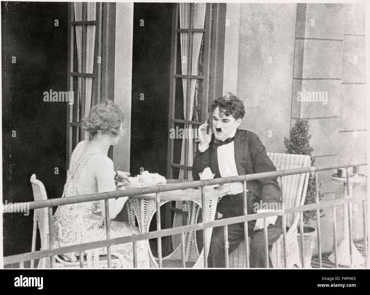 Charles Chaplin, sur-ensemble du cinéma muet "l'Aventurier", 1917 Banque D'Images