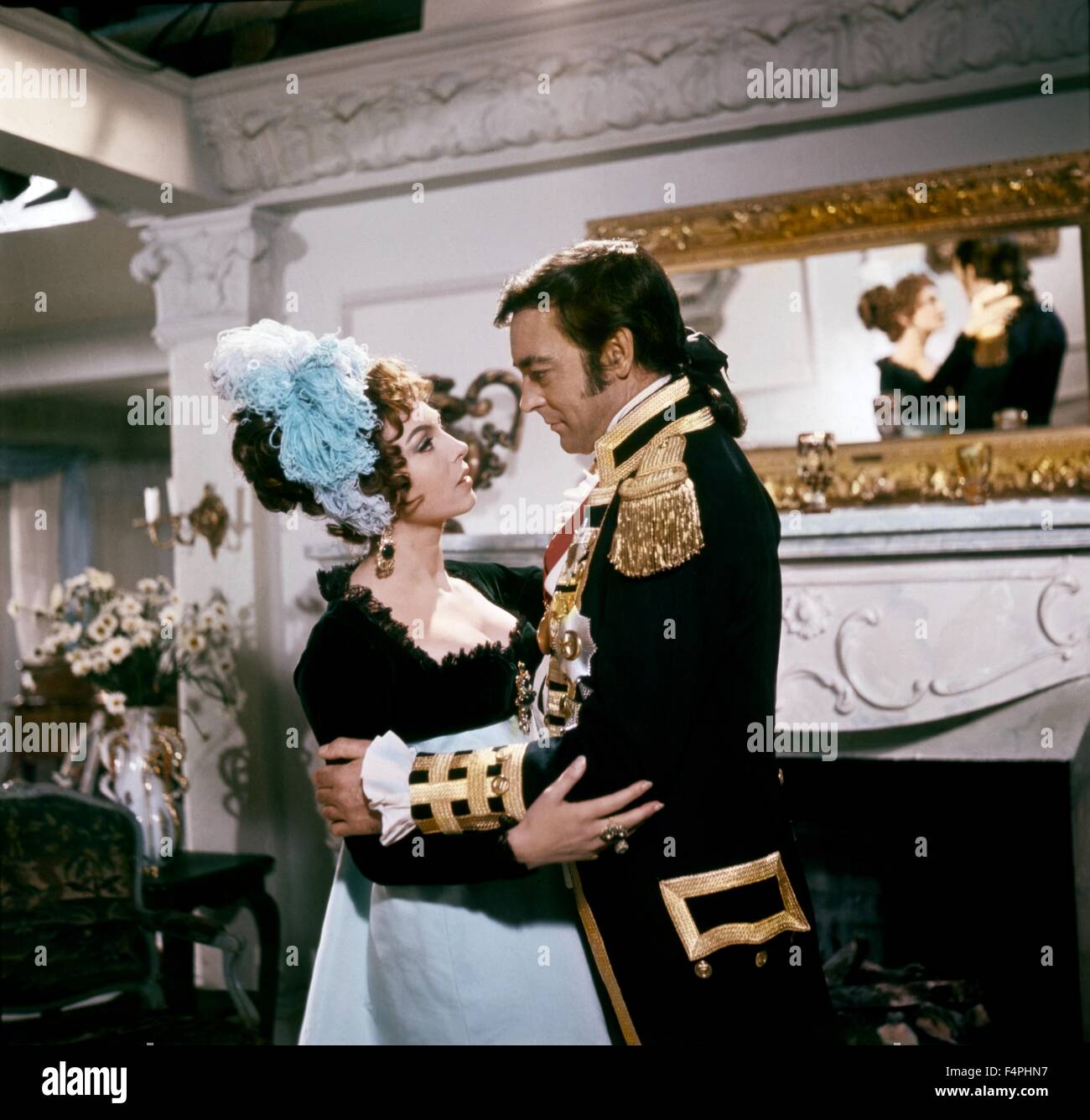 Michèle Mercier et Richard Johnson / Emma Hamilton / 1968 réalisé par Gilles Grangier [SNC] Banque D'Images