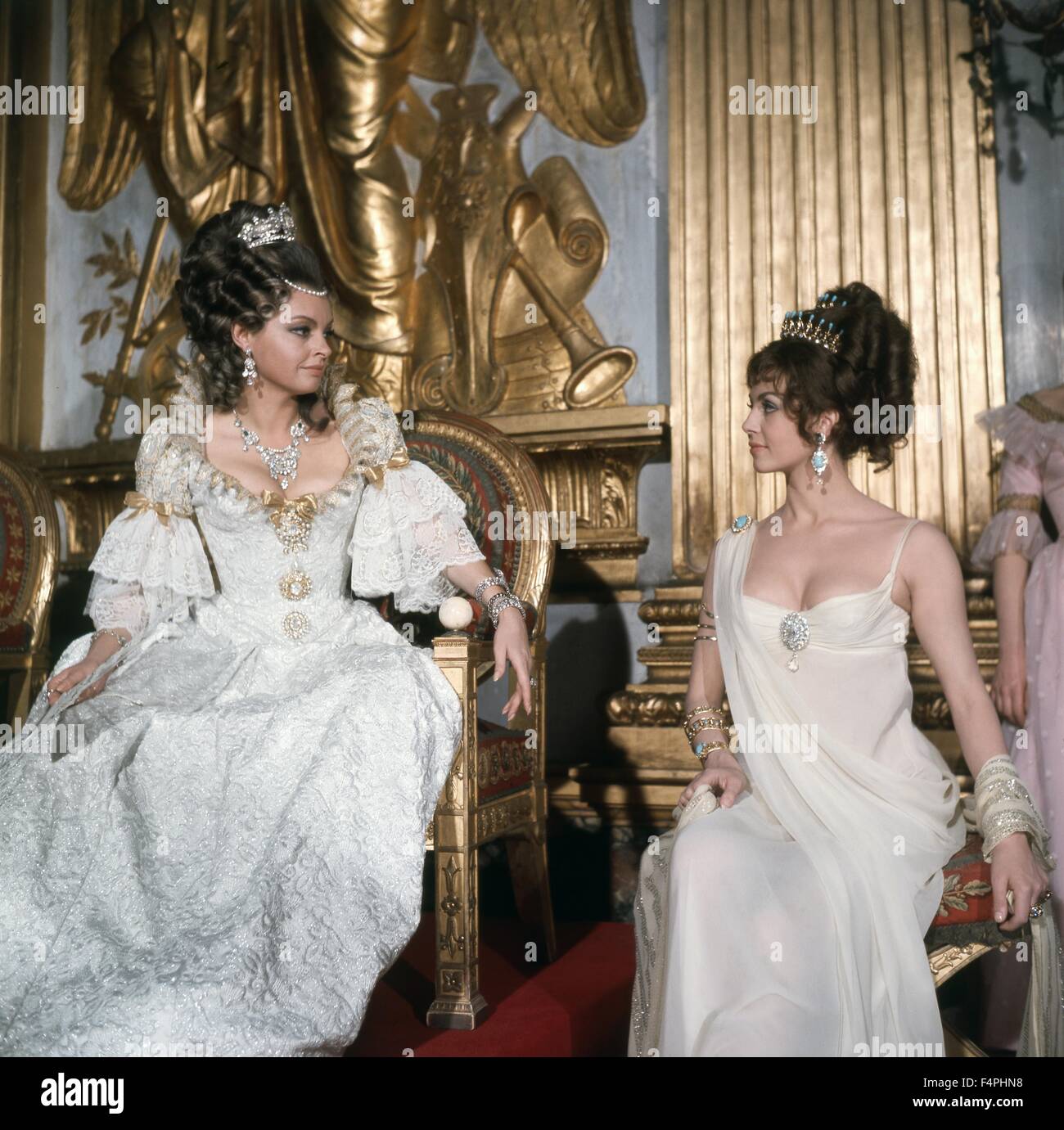 Nadja Tiller et Michele Mercier / Emma Hamilton / 1968 réalisé par Gilles Grangier [SNC] Banque D'Images