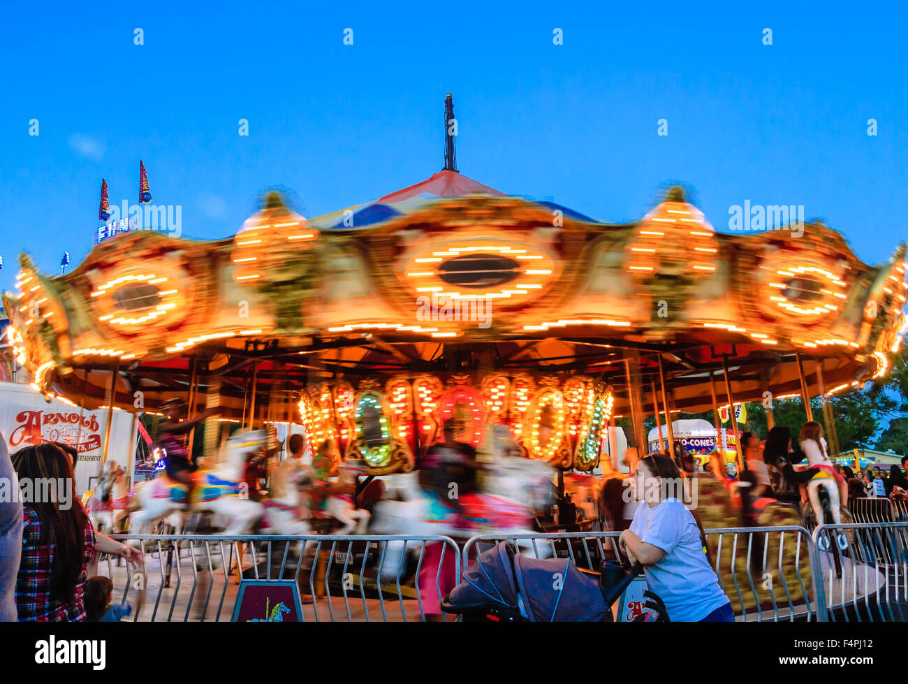 Merry Go Round Se déplace sur le fond de ciel bleu Banque D'Images