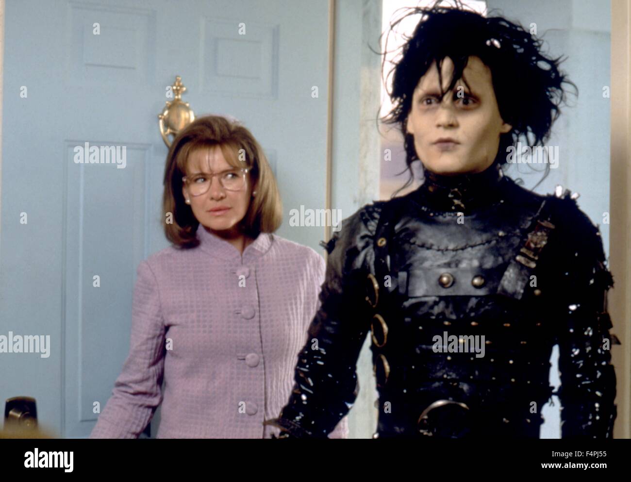 Dianne Wiest et Johnny Depp Edward aux mains d'argent / 1990 / réalisé par Tim Burton [Twentieth Century Fox Film Corpo] Banque D'Images
