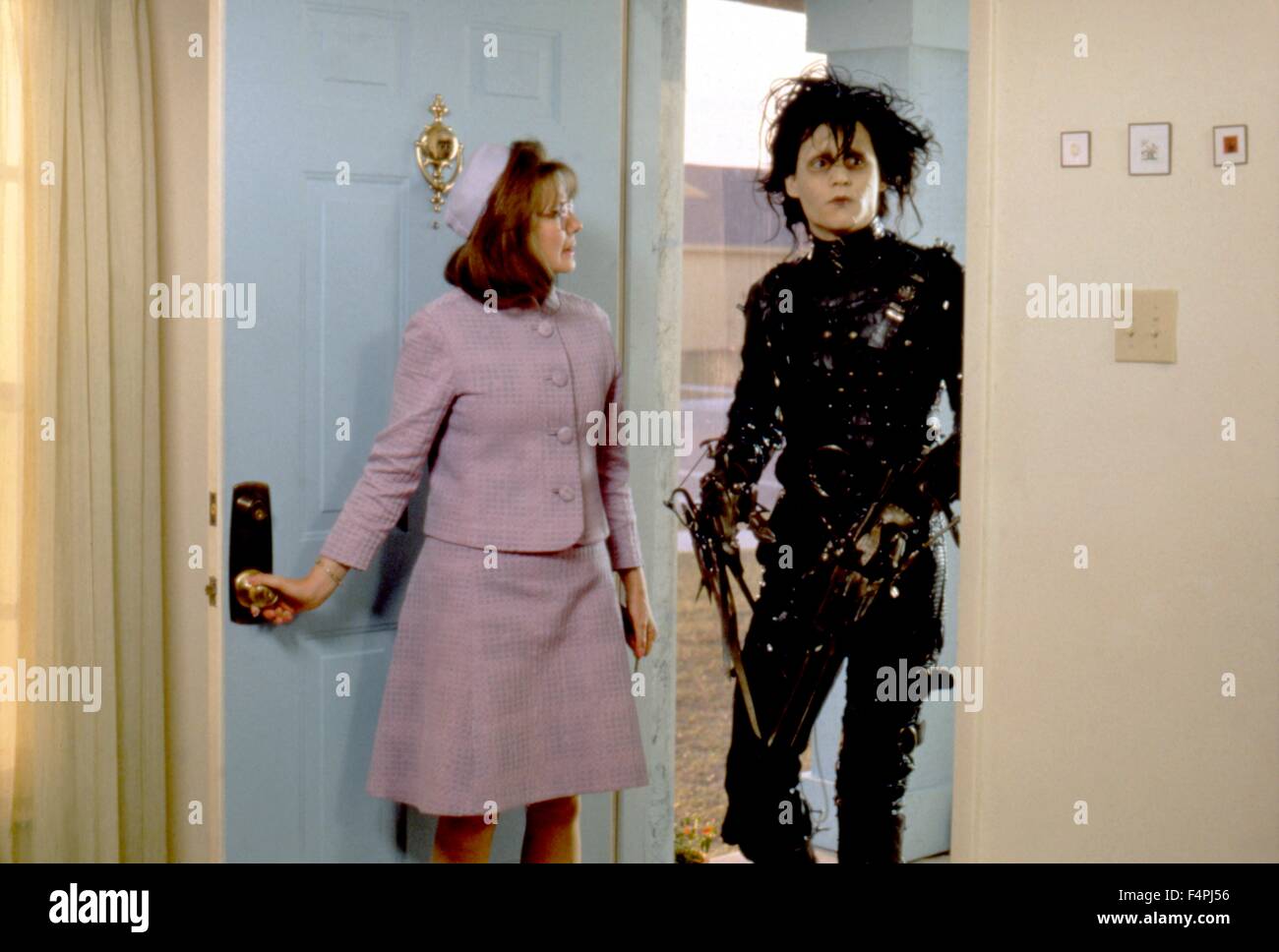 Dianne Wiest et Johnny Depp Edward aux mains d'argent / 1990 / réalisé par Tim Burton [Twentieth Century Fox Film Corpo] Banque D'Images