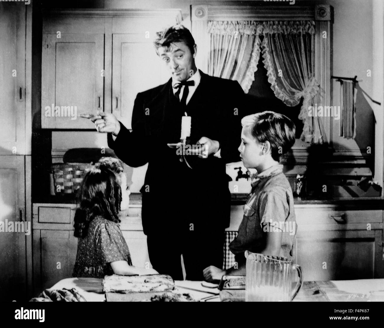 Sally Jane Bruce, Robert Mitchum et Billy Chapin / La Nuit du chasseur / 1955 réalisé par Charles Laughton [United Artists] Banque D'Images