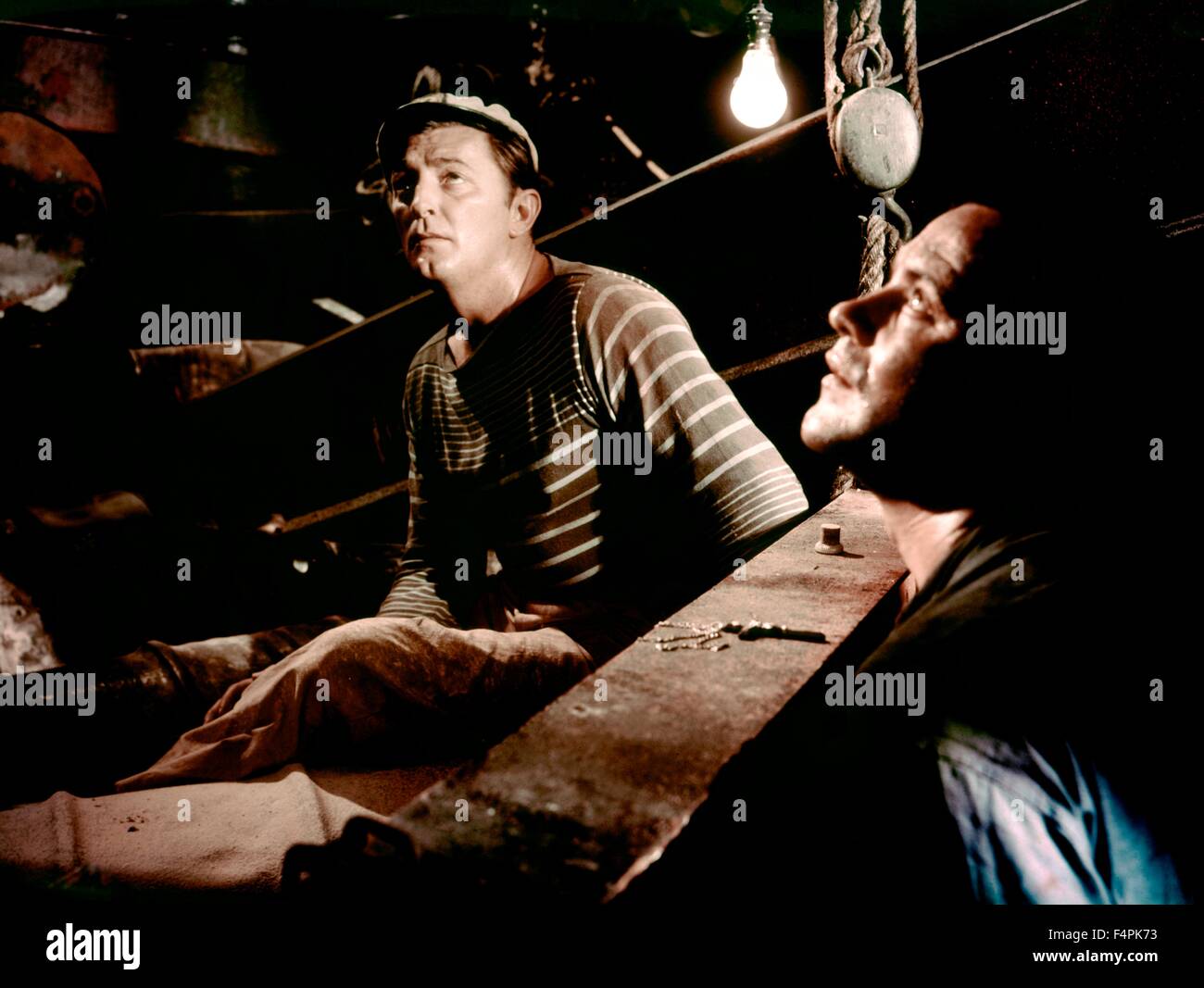Robert Mitchum et Jack Lemmon / Fire Down Below / 1957 réalisé par Robert Parrish [Colombie-Britannique] Photos Banque D'Images