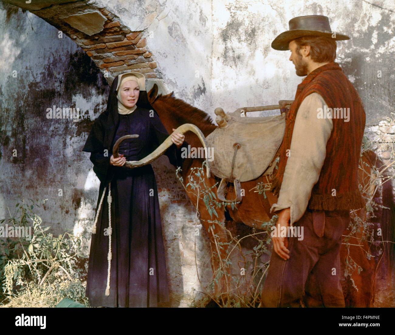 Shirley MacLaine et Clint Eastwood / deux mules pour Sœur Sara / 1970 réalisé par Don Siegel [Universal Pictures] Banque D'Images