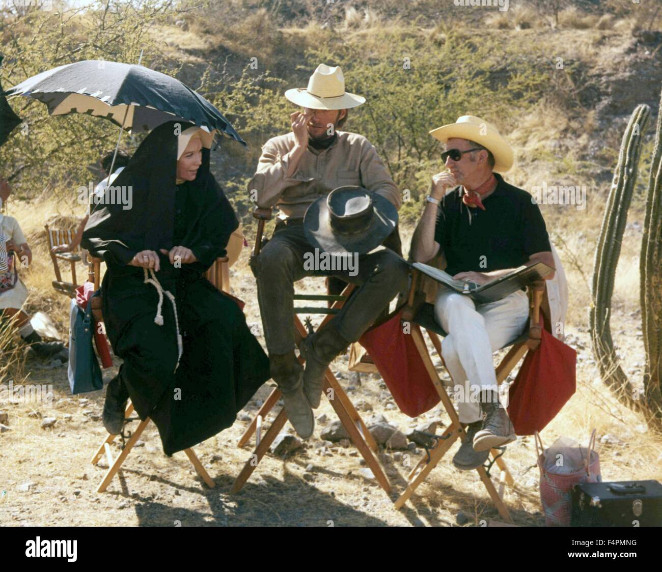 Sur le plateau avec Shirley MacLaine, Clint Eastwood et Don Siegel / deux mules pour Sœur Sara / 1970 réalisé par Don Siegel [Universal Pictures] Banque D'Images