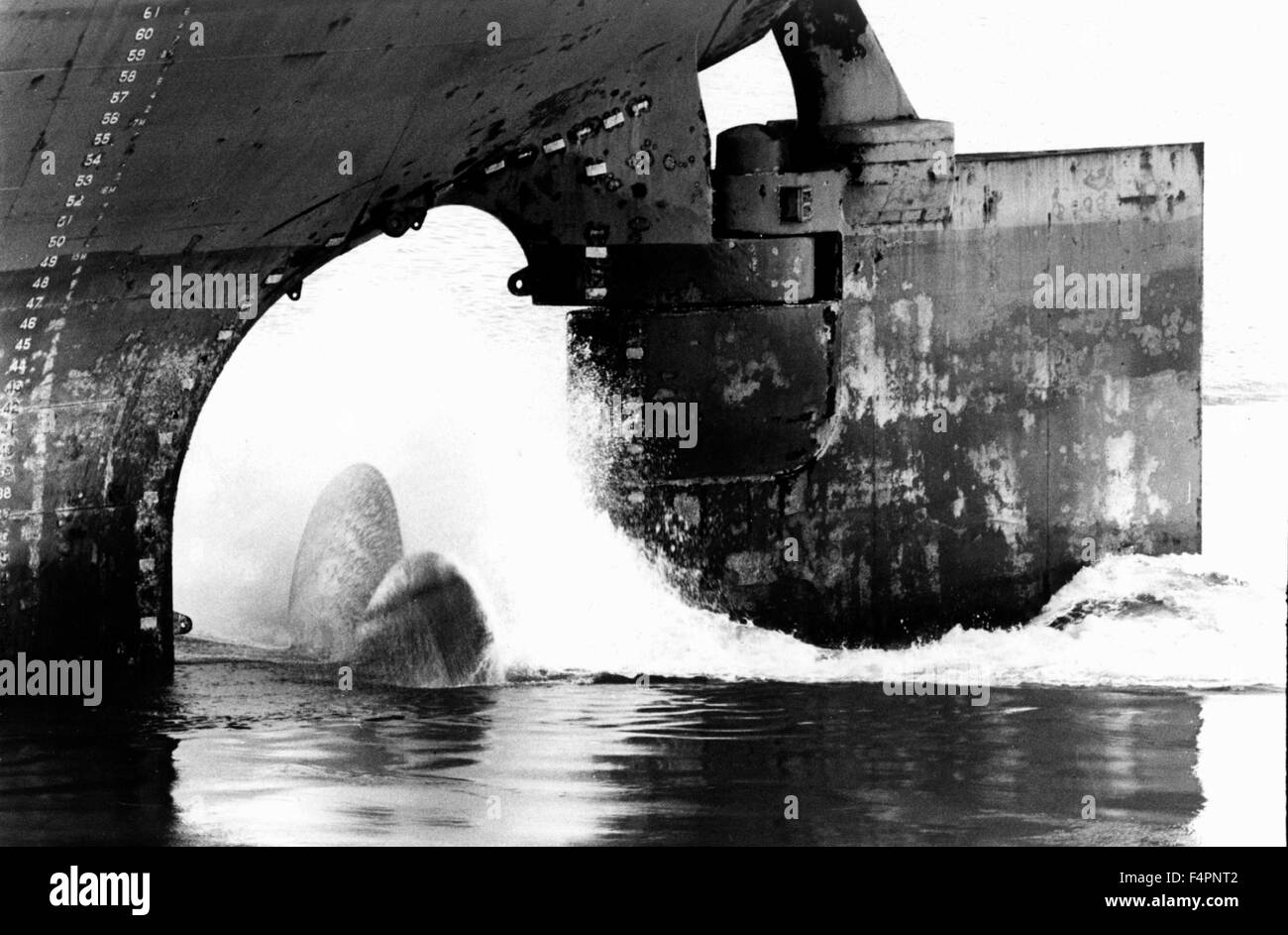 AJAXNETPHOTO. 2e juin 1986. SOUTHAMPTON, Angleterre. - L'UN DES PLUS GRANDS PÉTROLIERS DANS LE MONDE À LA DATE - PORTUGAL S'EFFORCER PROPELLOR BIDONS DE LA MER COMME NAVIRE ARRIVE EN COURS sur lest. PHOTO:JONATHAN EASTLAND/AJAX. REF:HD/SH860206 Banque D'Images