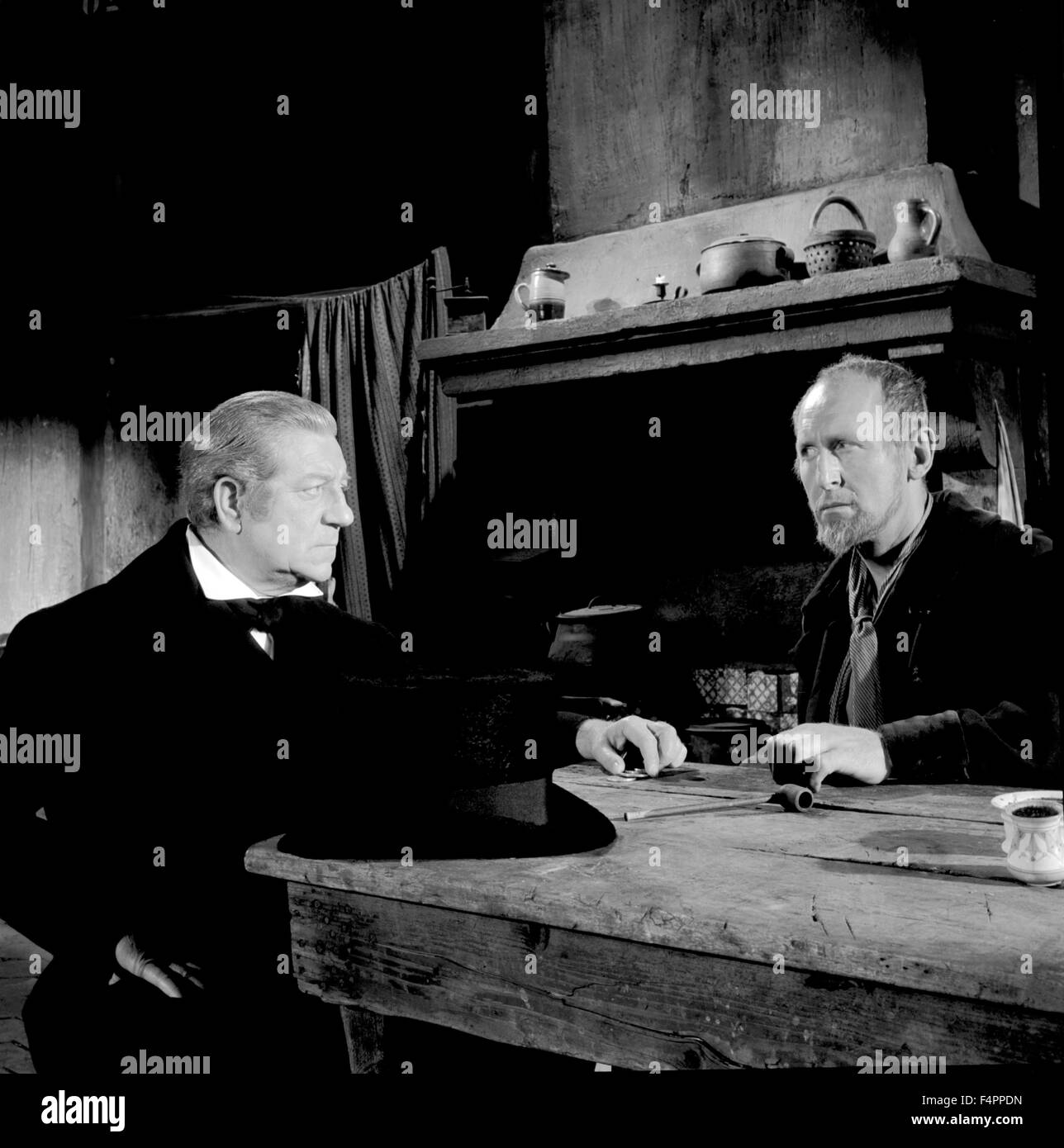 Jean Gabin et Andre Bourvil / Les Miserables / 1957 réalisé par Jean-Paul  Le Chanois Photo Stock - Alamy