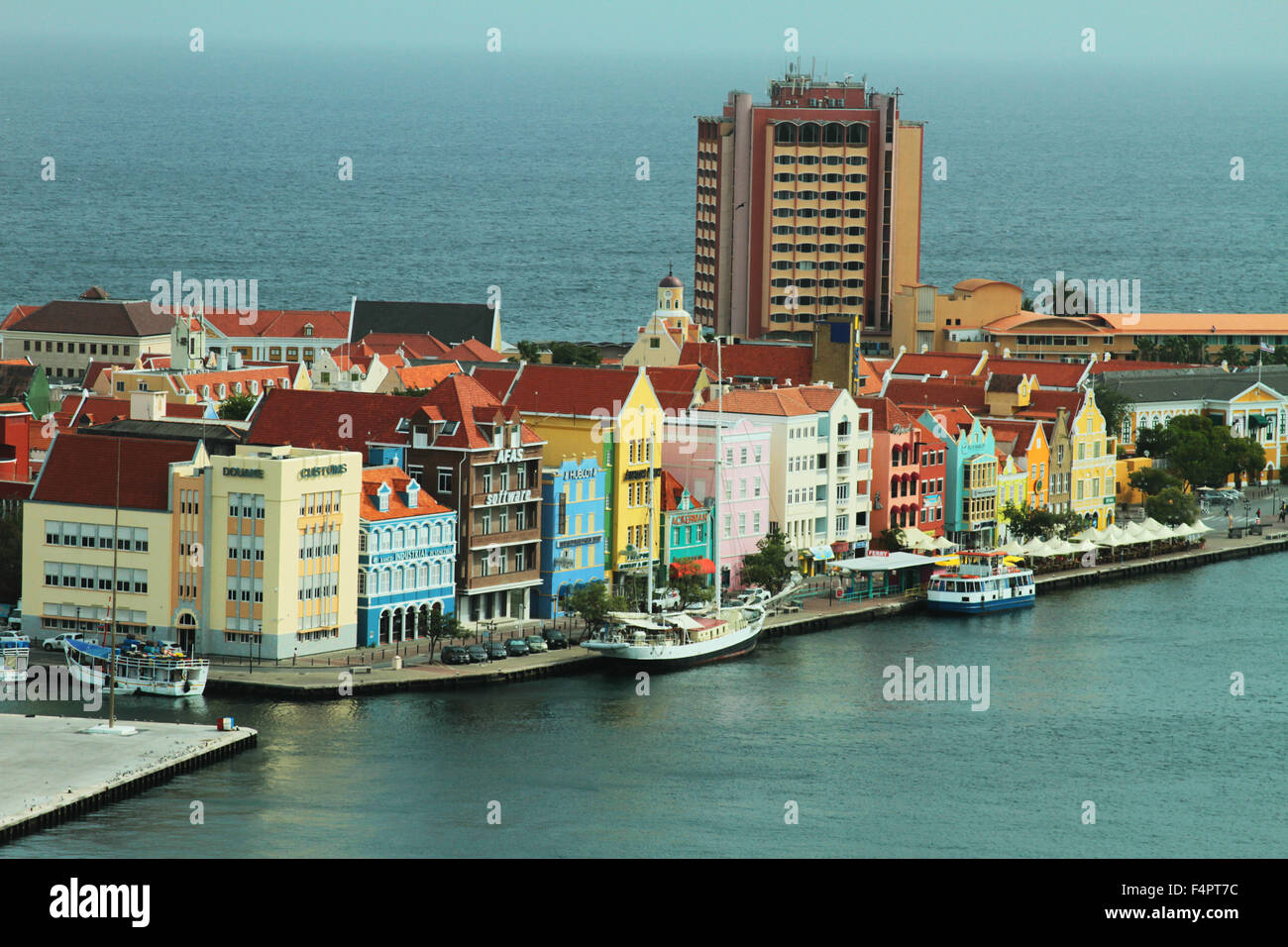 Les bâtiments d'au bord de l'île néerlandaise de Curaçao dans le sud de la mer des Caraïbes Banque D'Images