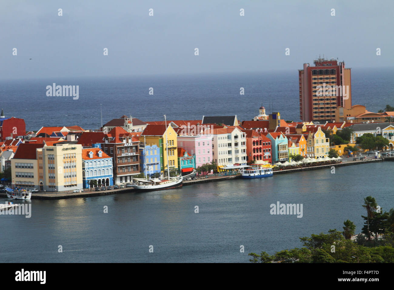Les bâtiments d'au bord de l'île néerlandaise de Curaçao dans le sud de la mer des Caraïbes Banque D'Images