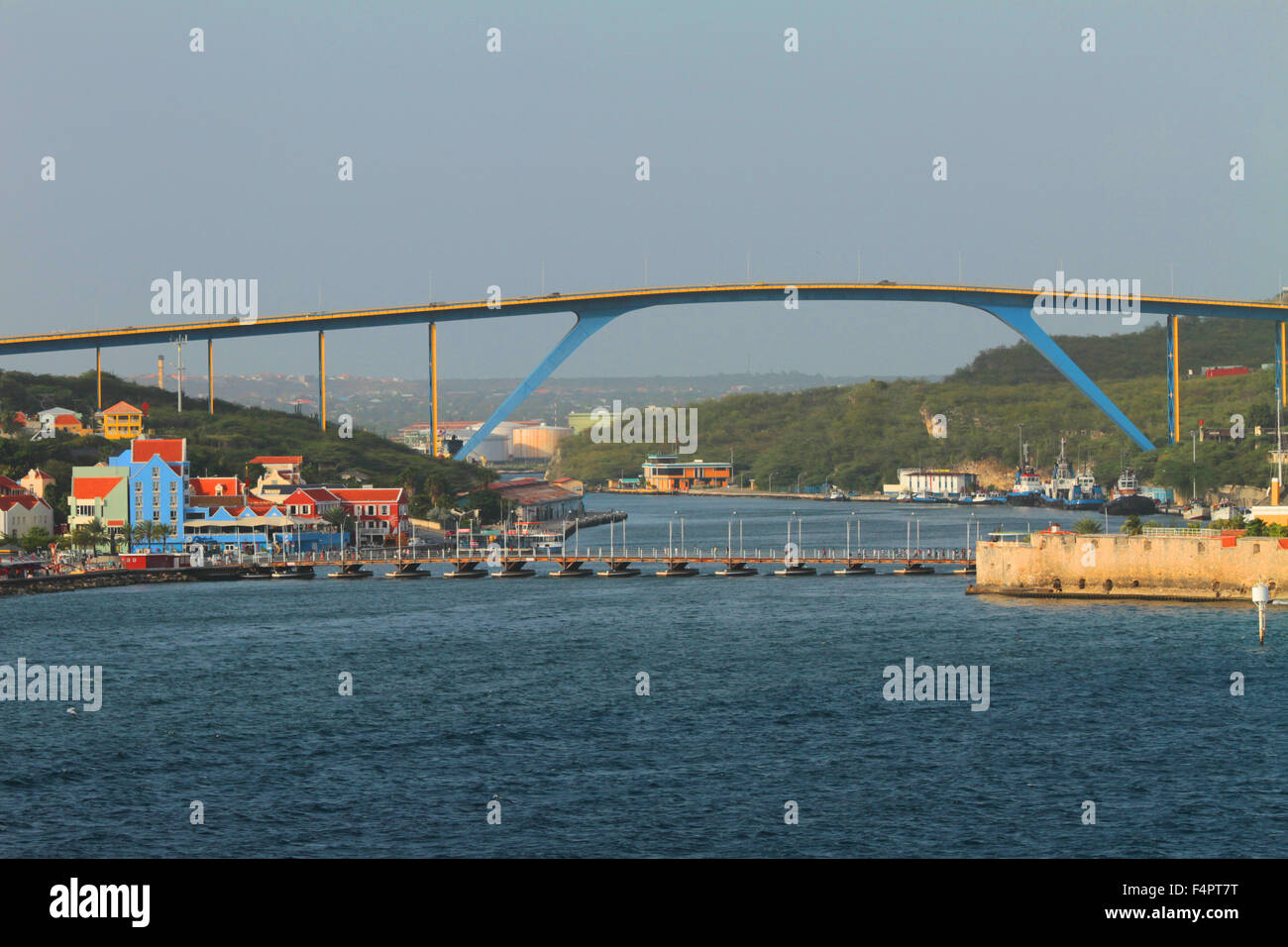 Les bâtiments au bord de la reine Juliana et pont de l'île néerlandaise de Curaçao dans le sud de la mer des Caraïbes Banque D'Images