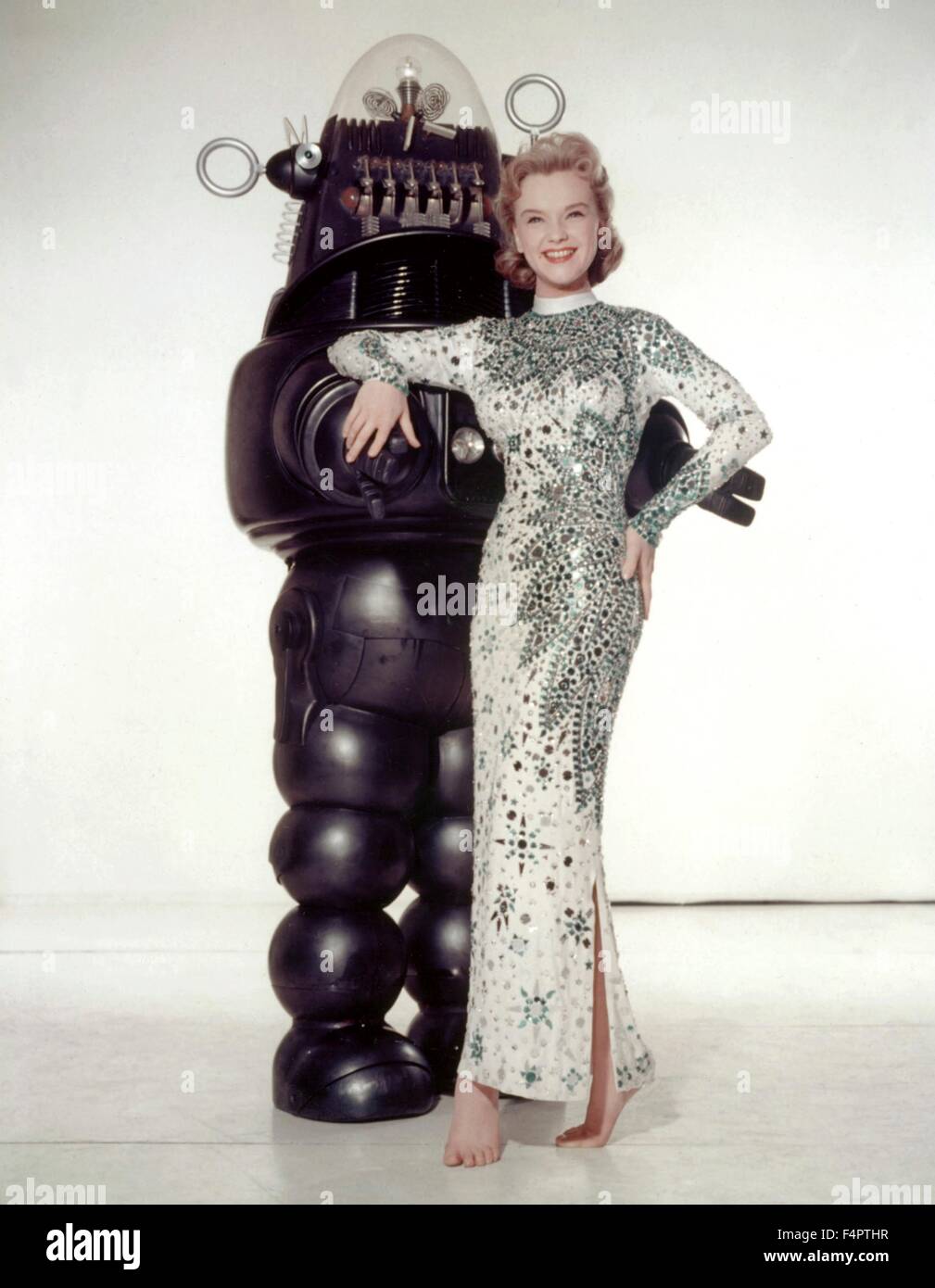 Anne Francis et Robby, le Robot / Planète interdite / 1956 réalisé par Fred M. Wilcox [Metro-Goldwyn-Mayer] Banque D'Images