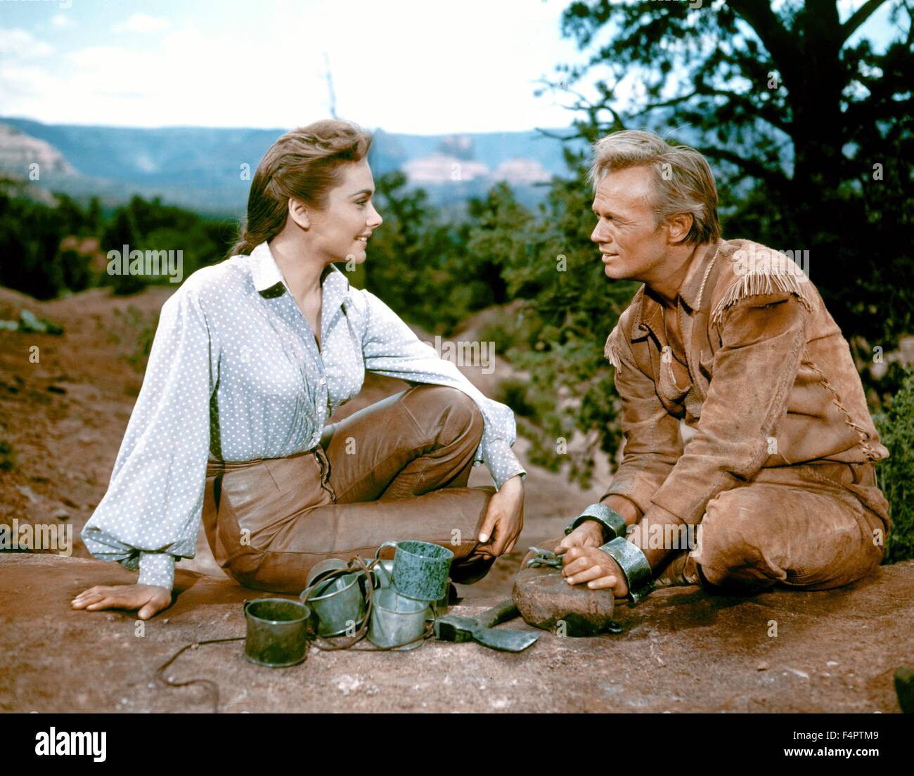 Felicia Farr et Richard Widmark / Le dernier wagon / 1956 réalisé par Delmer Daves [Twentieth Century Fox Film Corpo] Banque D'Images