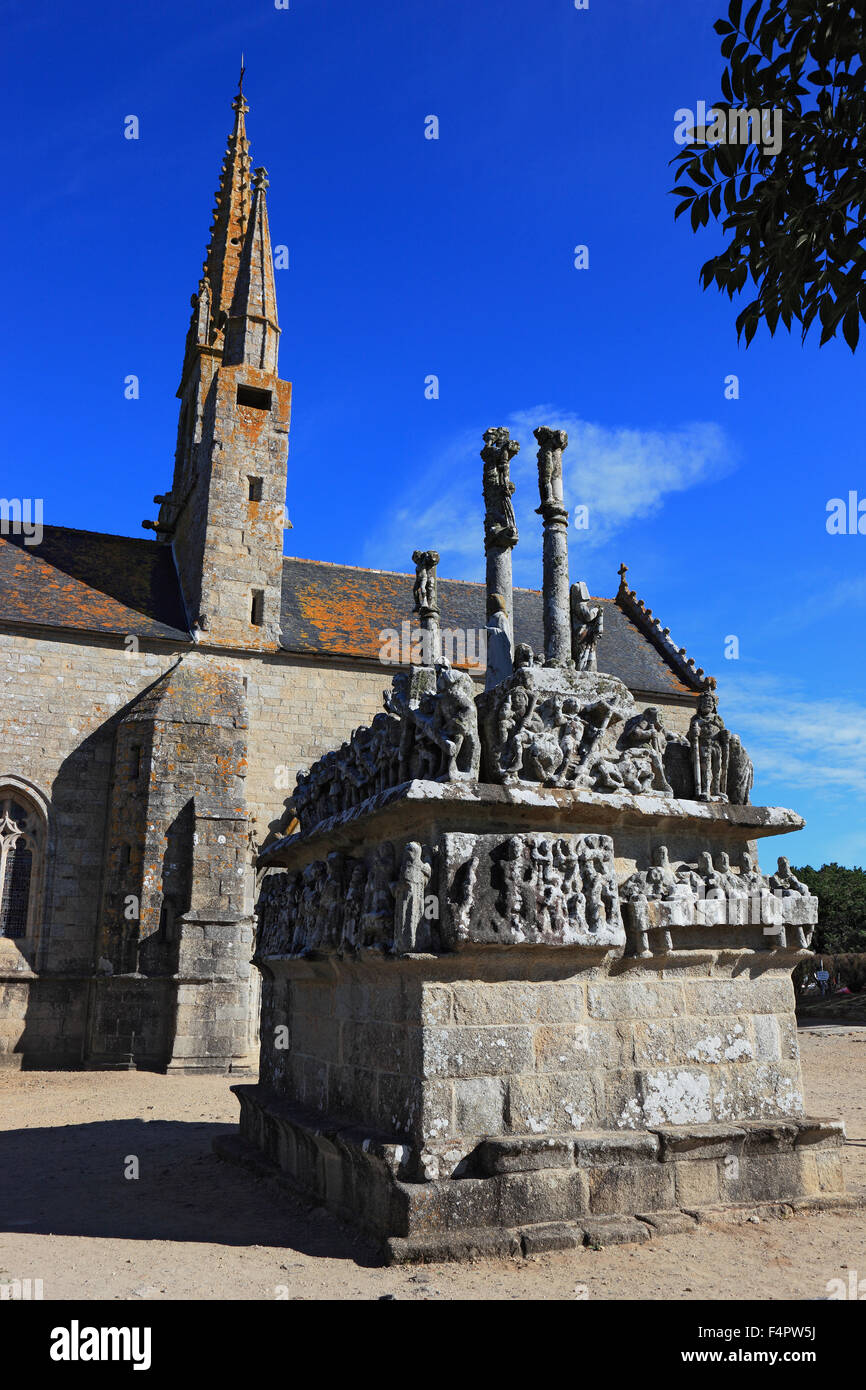 France, Bretagne, Notre Dame de Tronoen est une petite chapelle gothique avec le plus vieux calvaire de Bretagne Banque D'Images