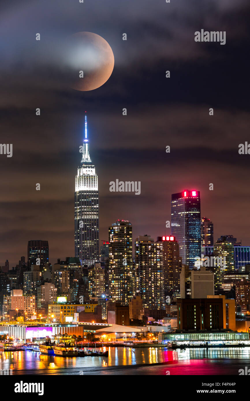 Éclipse de lune au-dessus de New York City skyline Banque D'Images