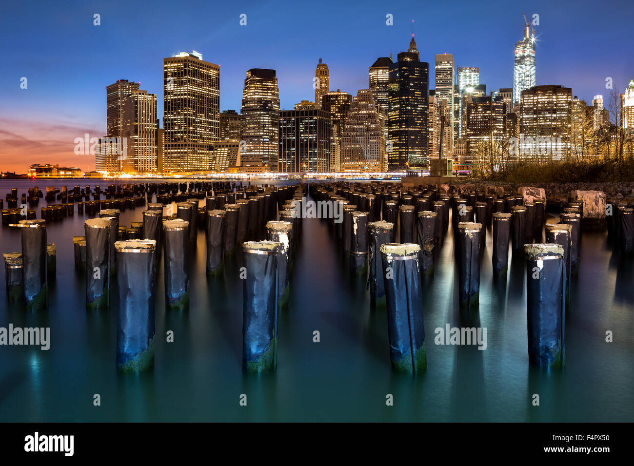 New York Financial District avec Freedom Tower encore en construction et un vieux Brooklyn pier Banque D'Images