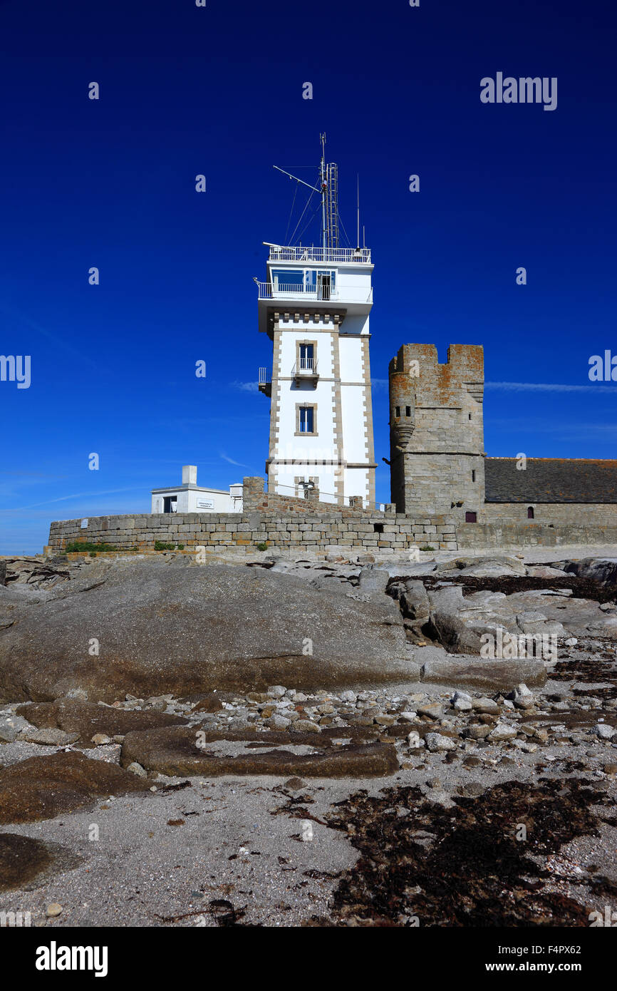 France, Bretagne, la vieille tour phare Balise de Calvaire et la chapelle Saint-Pierre au village Saint-Pierre Banque D'Images