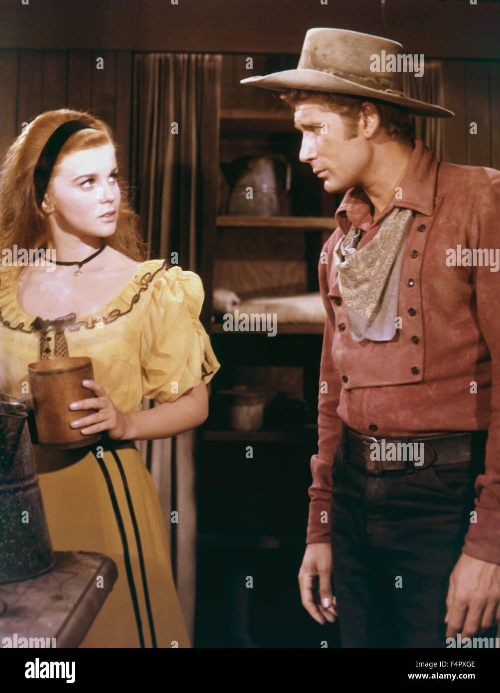 Ann-Margret et Alex Cord / Stagecoach (1966) / 1966 / réalisé par Gordon Douglas / [Twentieth Century Fox Film Corpo] Banque D'Images