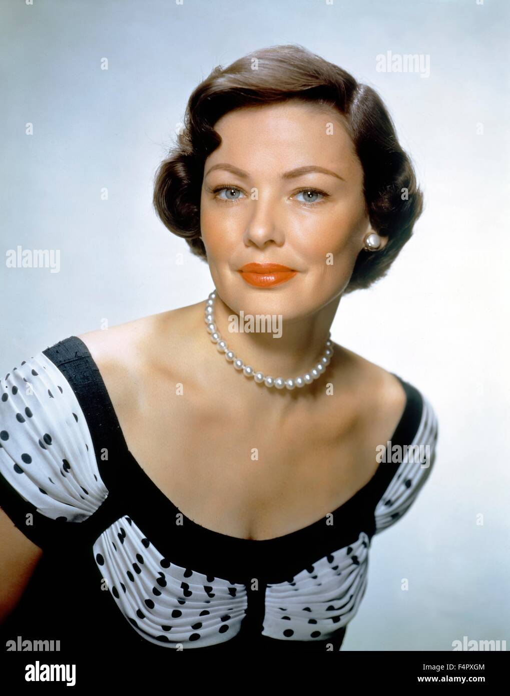 Gene Tierney / La main gauche de Dieu / 1955 / réalisé par Edward Dmytryk / [Twentieth Century Fox Film Corpo] Banque D'Images