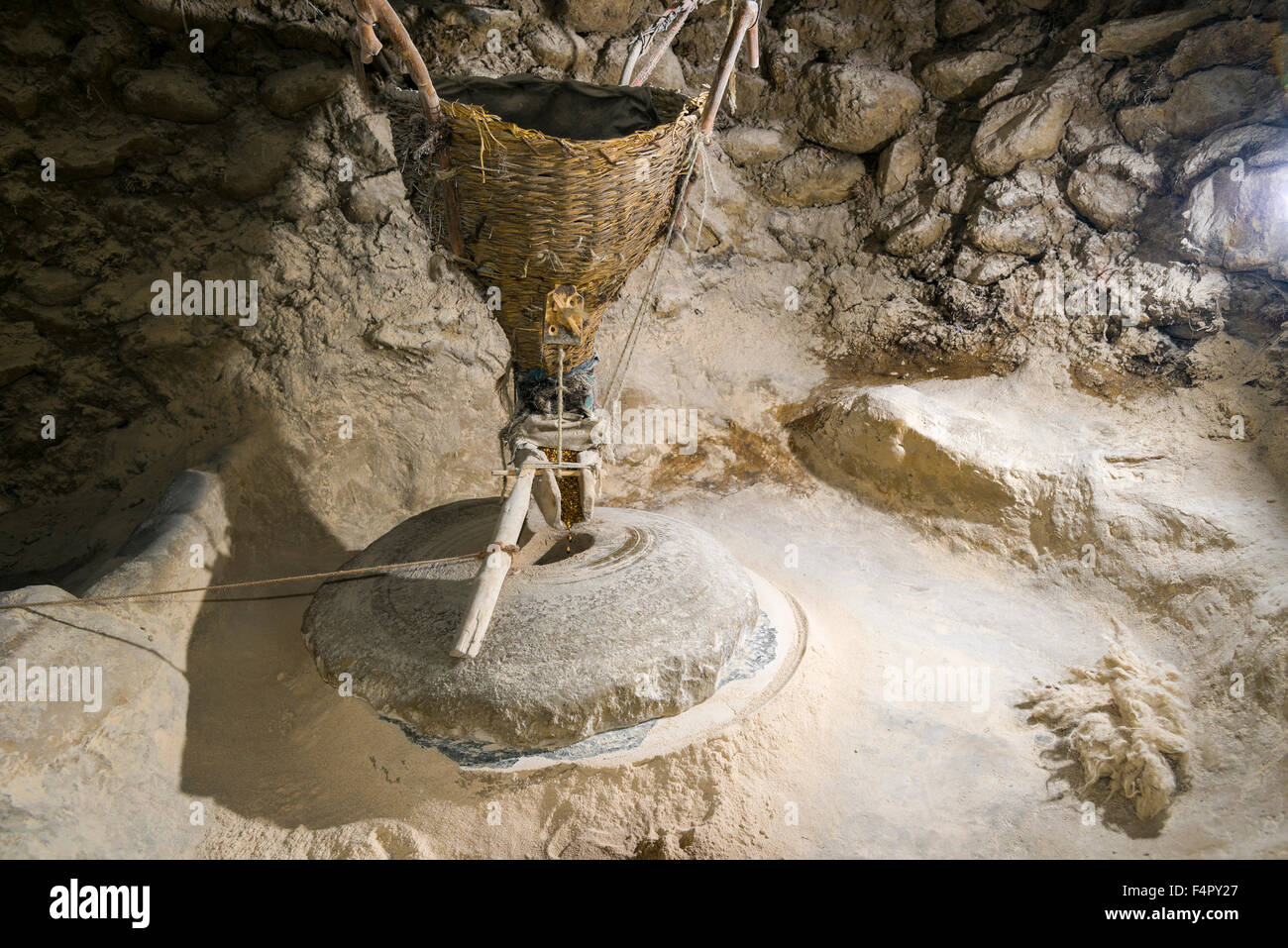 Un simple moulin du grain est utilisé par les agriculteurs locaux Banque D'Images