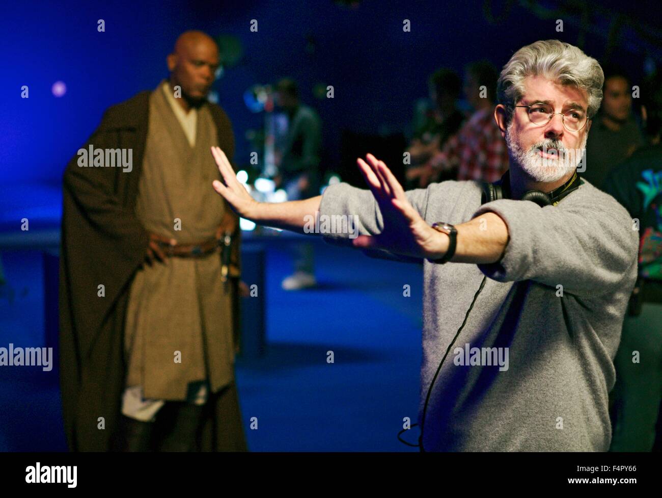 Samuel L. Jackson et George Lucas sur le tournage / Star Wars-Episode III La Revanche des Sith / 2005, réalisé par George Lucas, Walt Disney Studios Motion Pictures. Banque D'Images