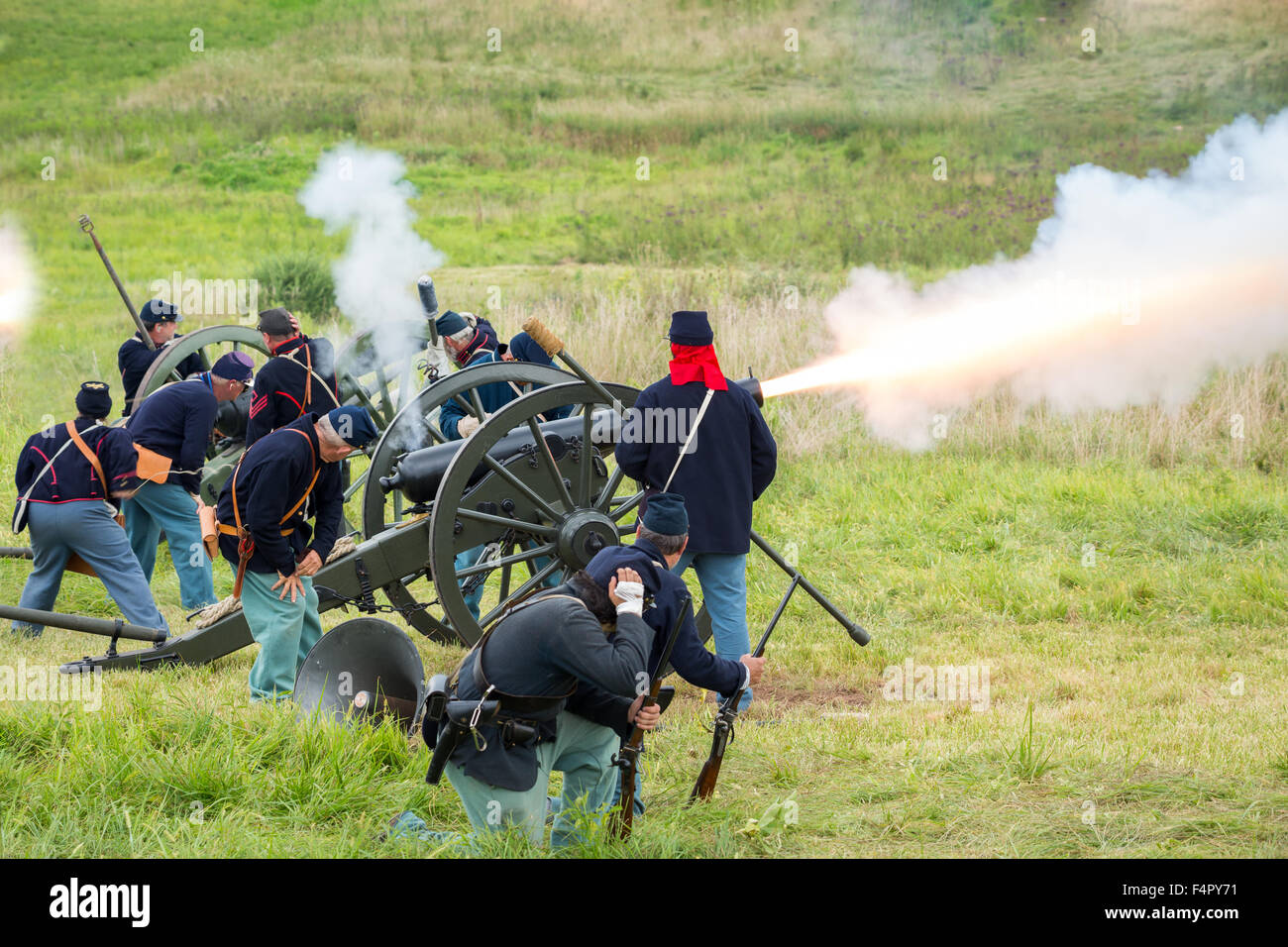 Des soldats de l'union non identifiables, tirer un coup de canon au cours d'une reconstitution de la guerre civile bataille de Gettysburg. Banque D'Images