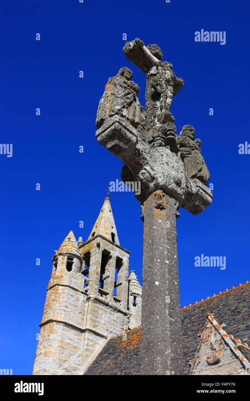 France, Bretagne, Notre Dame de la Joie, chapelle Notre Dame de la joie avec calvaire près du village Saint-Pierre Banque D'Images