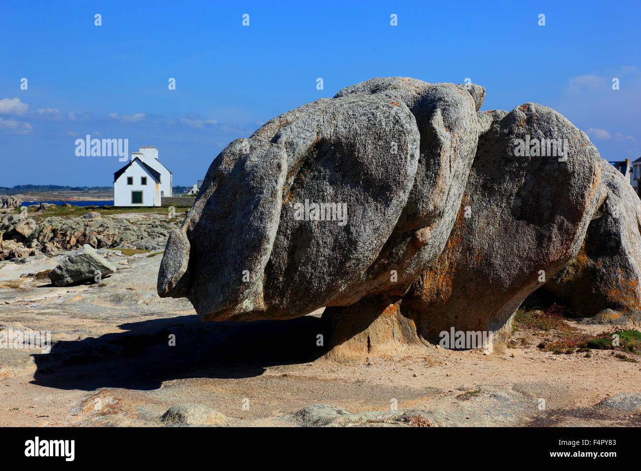 France, Bretagne, paysage à la Côte de Saint Guende, les rochers sur le calvaire de l'Atlantique et les petites maison blanche Banque D'Images