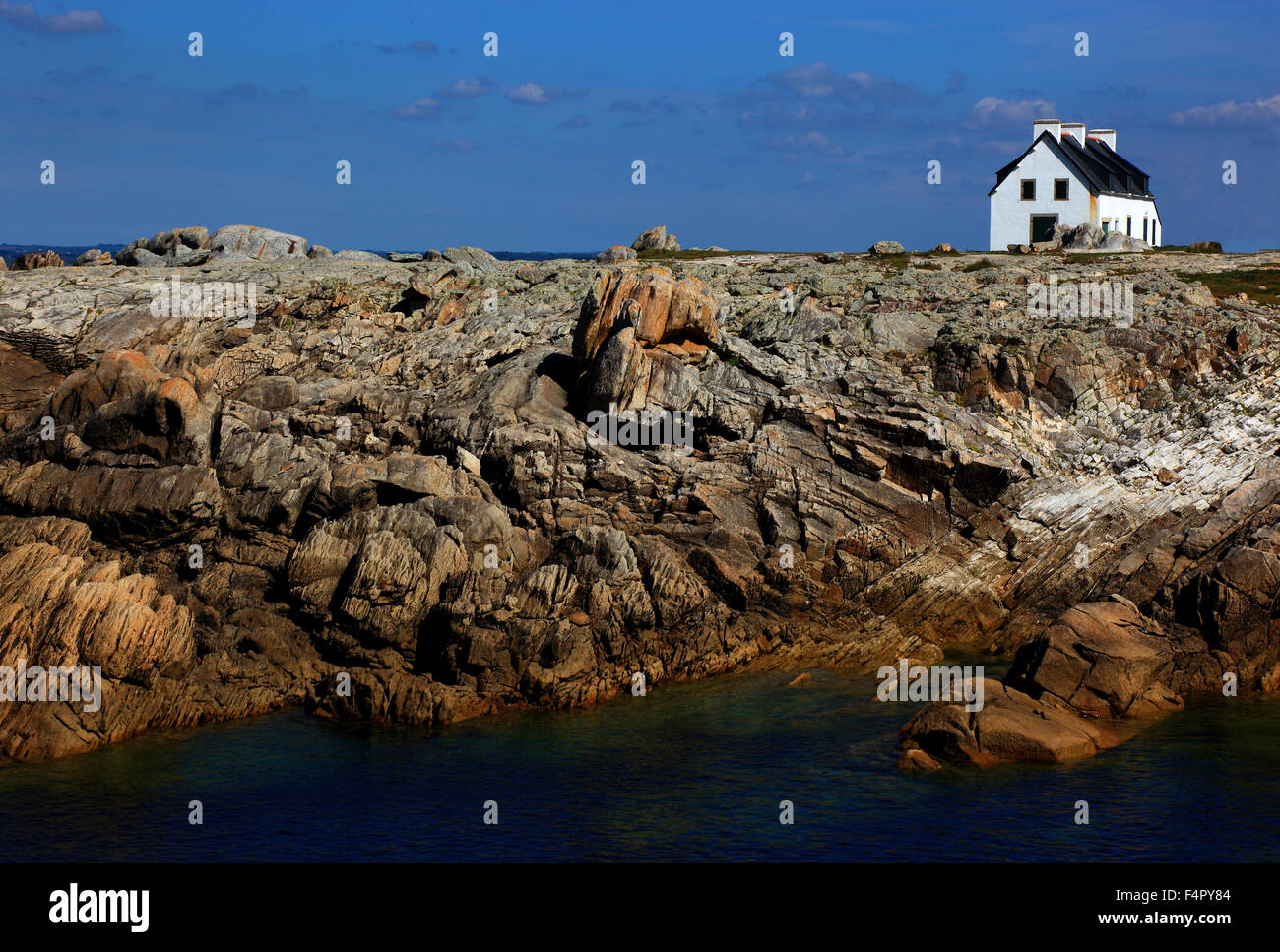 France, Bretagne, paysage à la Côte de Saint Guende, les rochers sur le calvaire de l'Atlantique et les petites maison blanche Banque D'Images