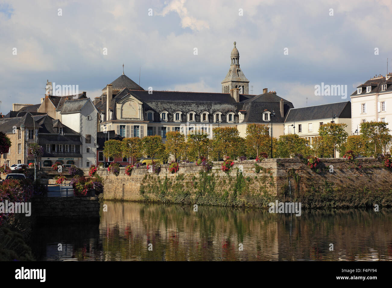 France, Bretagne, quimperle, centre-ville par la rivière Banque D'Images