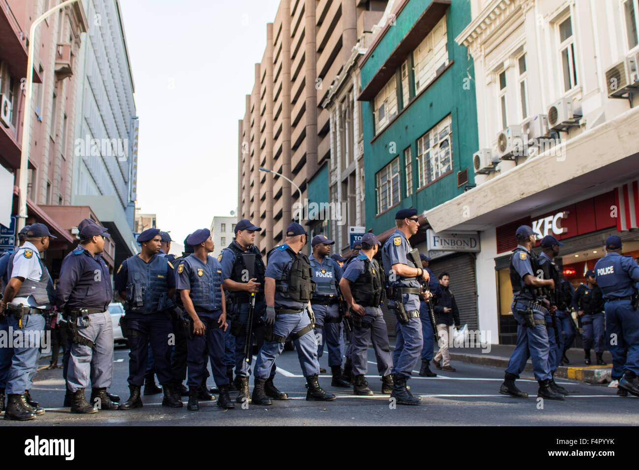 Entre la police et les manifestations des partisans du mouvement feesmustfall # dans le CBD de Cape Town, Afrique du Sud Banque D'Images
