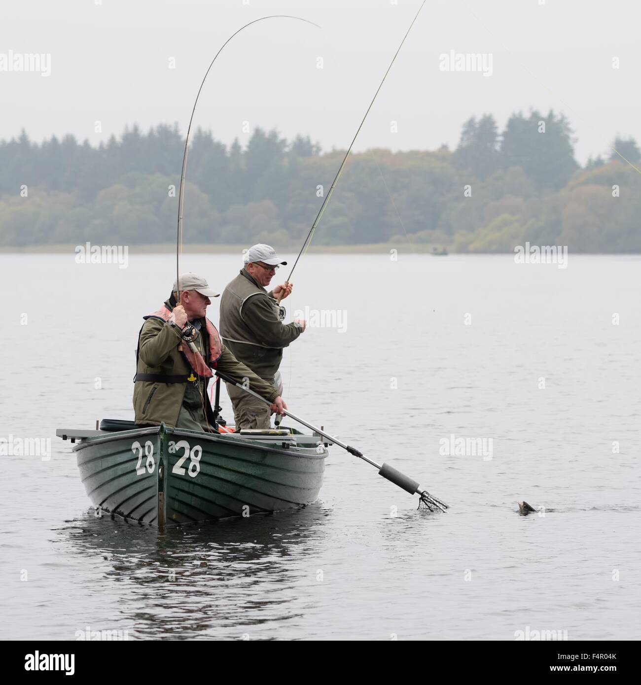 Deux hommes sur un bateau de pêche pour la truite sur le lac de Menteith au cours de l'automne. 14/10/15 en Ecosse, Royaume-Uni Banque D'Images