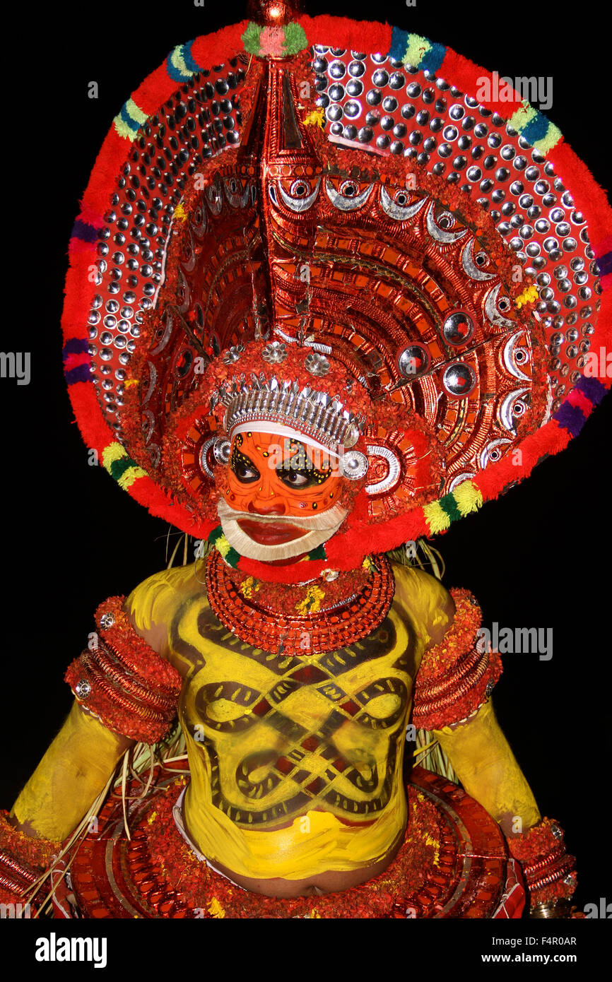 (Teyyam Theyyam, Theyyattam ) est une forme de culte rituel populaire d'Amérique du Malabar au Kerala, en Inde. Banque D'Images