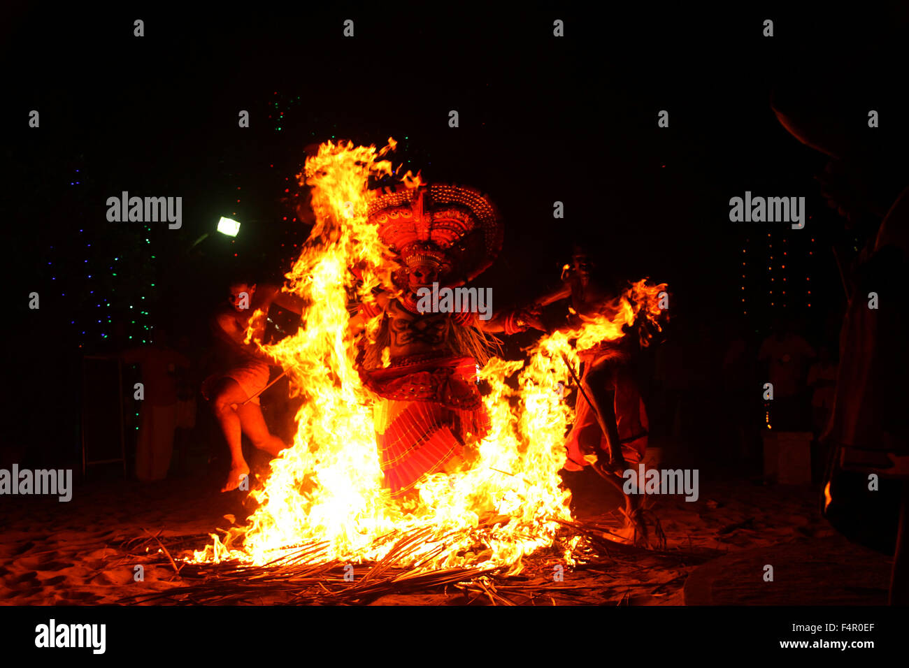 (Teyyam Theyyam, Theyyattam ) est une forme de culte rituel populaire d'Amérique du Malabar au Kerala, en Inde. Banque D'Images