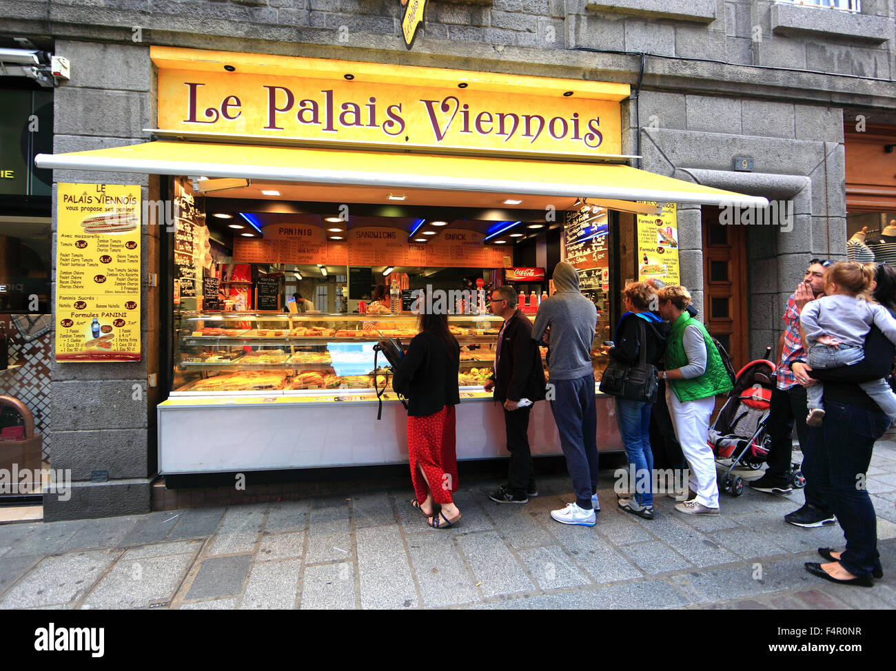 France, Bretagne, Saint Malo, dans le centre-ville historique, maison de vacances proche, boulangerie, snack, vente de rue Banque D'Images