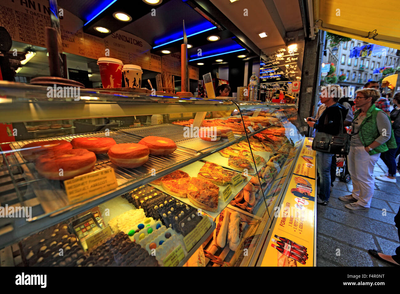 France, Bretagne, Saint Malo, dans le centre-ville historique, maison de vacances proche, boulangerie, snack, vente de rue Banque D'Images