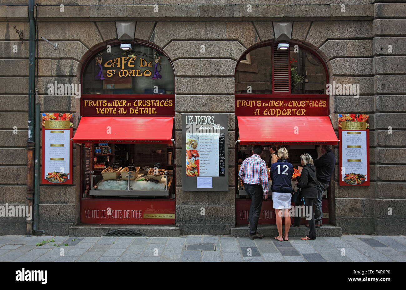 France, Bretagne, Saint Malo, des affaires dans le centre-ville historique, maison de vacances proche, poissonniers Banque D'Images