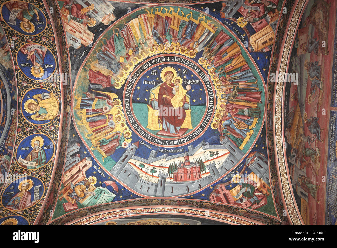 Fresque au plafond à Horezu Monastère Hurezi, dans l'ouest de la Valachie, en Roumanie, au pied des montagnes des Carpates. Le monas Banque D'Images Fresque au plafond à Horezu Monastère Hurezi, dans l'ouest de la Valachie, en Roumanie, au pied des montagnes des Carpates. Le monas Banque D'Images