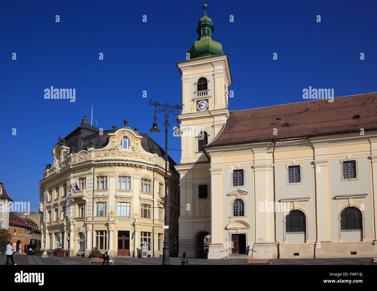 L'hôtel de ville, l'église de garnison catholique, sur le Grand Boulevard, Piata Mare, Sibiu, Roumanie Banque D'Images