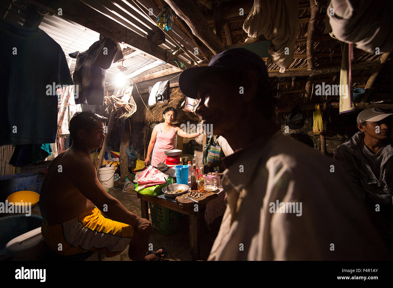 L'Île Sabtang, Batanes, Philippines-March : 28,2015 pêcheur non identifiés d'avoir du bon temps avec tes amis en buvant de l'alcool de fabrication artisanale Banque D'Images