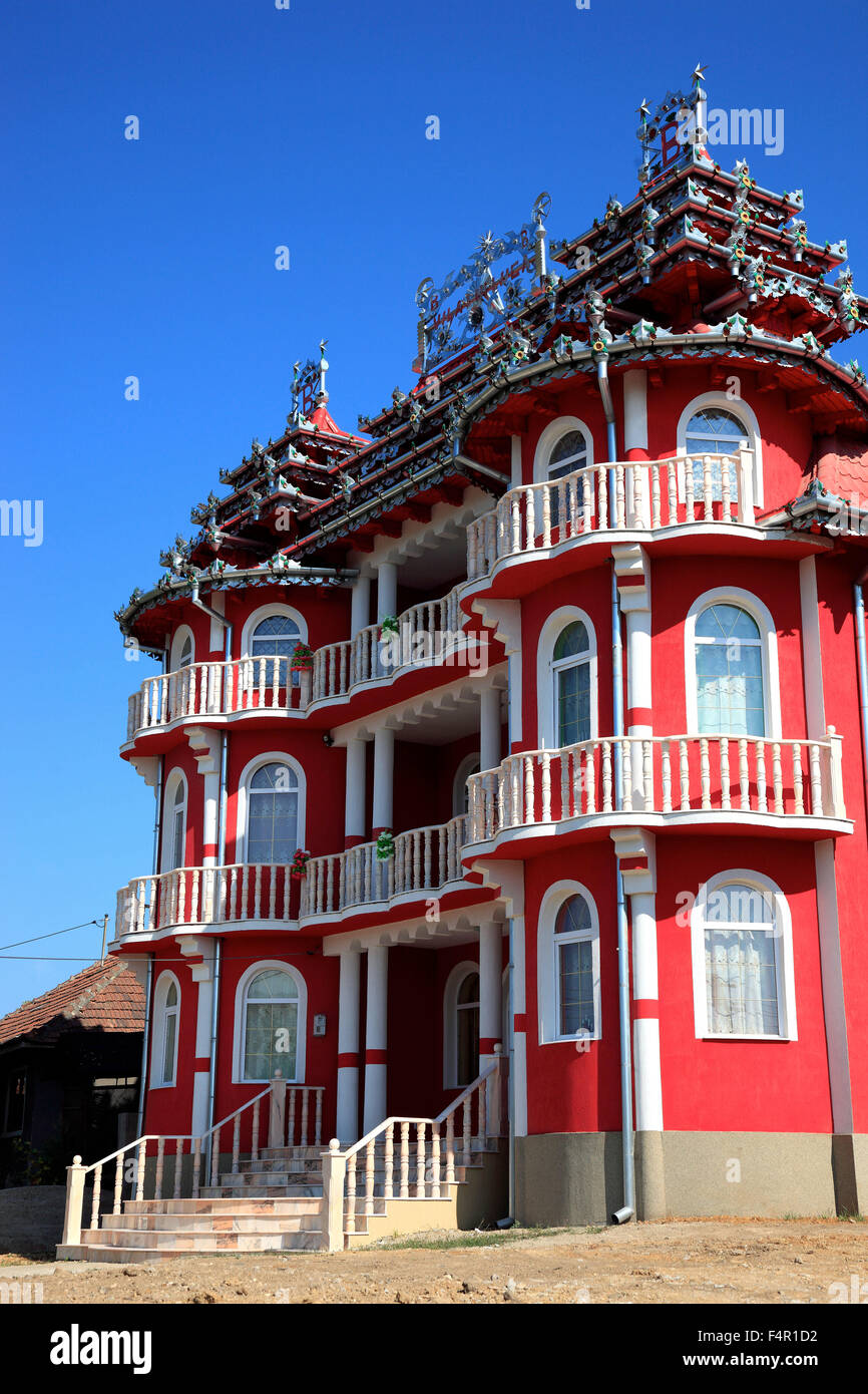 La Villa, maison d'un Baron tzigane à Hunedora, typique des ouvrages en métal sur le toit. La Transylvanie, Roumanie Banque D'Images