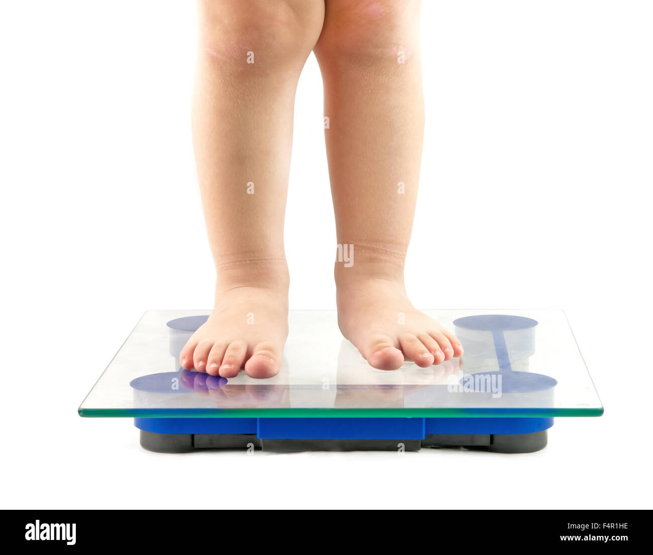 Les jambes des femmes à l'excès de l'article sur les balances Banque D'Images