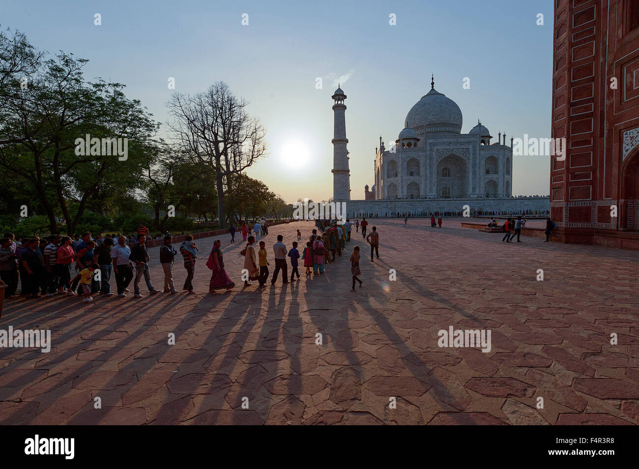 Agra, India-March 07 : une longue que de la population locale et touristique pour entrer dans le Taj Mahal, une des sept merveilles du monde. Banque D'Images